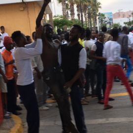 Varios de los migrantes que han logrado saltar la valla, en la puerta del CETI de Melilla.- @Fronterasfiltro