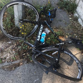 Imagen subido a Twitter por Chris Froome del estado de su bicicleta tras el atropello.