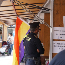 La Policía obliga a retirar una bandera republicana en la Feria del libro de Algeciras