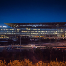Imagen de la sede de Endesa en Madrid, de noche. E.P.