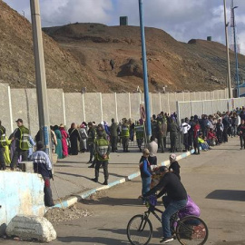 Dos largas filas paralelas, una de las mujeres y otra de los hombres, en el lado marroquí del punto fronterizo Tarajal II.- EFE/Mohamed Siali