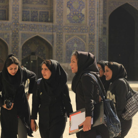 Excursión de un grupo de chicas en la Mezquita del Imán en Isfahán. - M.S.