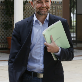 El portavoz de IU, Antonio Maillo, momentos antes de comenzar el pleno en el Parlamento de Andalucía, hoy en Sevilla. EFE/Jose Manuel Vidal