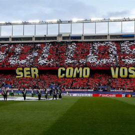 Interior del estadio Vicente Calderón con el mosaico. /EFE