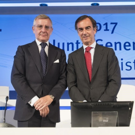 El presidente de OHL, Juan Villar Mir Fuentes (d.), y el consejero delegado, Tomás García Madrid, en la junta de accionistas de la constructora. E.P.