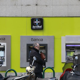Un cliente opera en un cajero automático de Bankia. E.P.