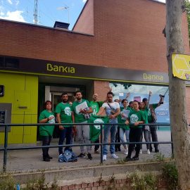 Activistas de la PAH Vallekas, frente a una sucursal de Bankia, tras un encierro para exigir la paralización de cuatro desahucios.- PAH VALLEKAS