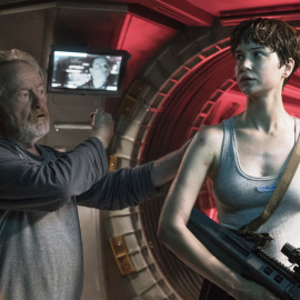 Ridley Scott con Katherine Waterson en el rodaje de la película.