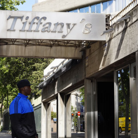 Djiby posa frente a la discoteca Tiffany´s / Es Racismo (Youssef Ouled)