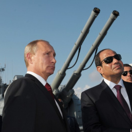 El presidente de Rusia, Vladimir Putin, y el de Egipto, Abdel Fatah al Sisi, durante un encuentro durante una visita al puerto Sochi en agosto de 2014. - AFP