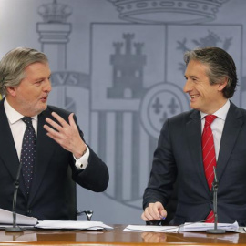 El ministro de Fomento, Iñigo de la Serna (d), y el ministro portavoz del Gobierno, Íñigo Méndez de Vigo (i), durante la rueda de prensa tras la reunión del Consejo de Ministros celebrada hoy en la Moncloa. EFE/Angel Díaz