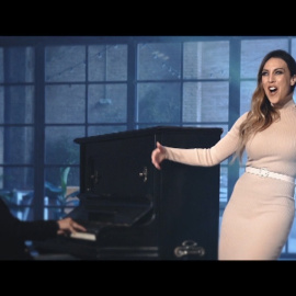 Mónica Naranjo interpreta la canción original de "Salir del ropero"