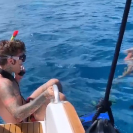 Chiara Ferragni y Fedez se bañan entre tiburones y rayas