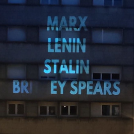 Las fachadas de Santiago se llenan de arte visual para animar la cuarentena