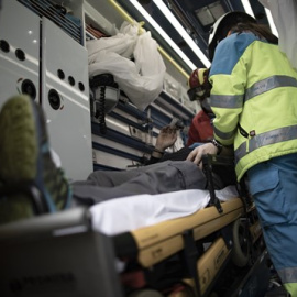 Un trabajador de una UVI móvil del SUMMA 112 atiende a una persona durante una jornada de trabajo, en Madrid (España), a 29 de enero de 2021.