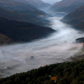 Un manto de nubes cubre el valle del Roncal junto al pirineo navarro.