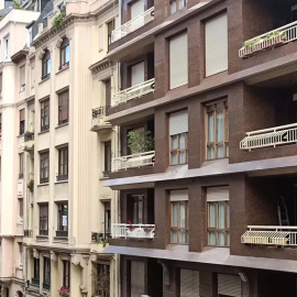 Aficionados del Athletic cuelgan banderas por el  frustrado partido de final de Copa