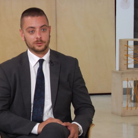 Gonzalo, nueve años siendo becario: "Tuve que elegir entre mi salud y poder mantenerme"