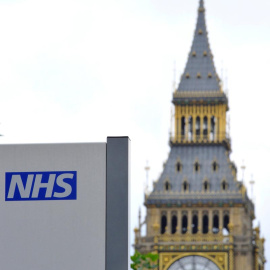 Un cartel del Servicio Nacional de Salud británico en Londres. | REUTERS