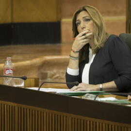 La presidenta andaluza, Susana Díaz, escucha desde su escaño una de las intervenciones en la Sesión de Control al Ejecutivo en el Parlamento de Andalucía en Sevilla. EFE/Julio Muñoz
