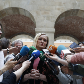 La presidenta de la Comunidad de Madrid, Cristina Cifuentes, atiende a los medios de comunicación. EFE/Javier Lizón