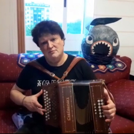 Xurxo Souto toca al acordeón 'Non quero que durmas na miña cama de ferro'