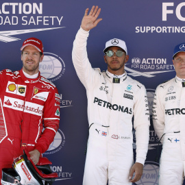 Lewis Hamilton, del equipo Mercedes, celebra la primera posición junto al finlandés Valtteri Bottas(tercera posición) y el alemán Sebastian Vettel (segunda posición) en el GP de España. EFE/Andreu Dalmau