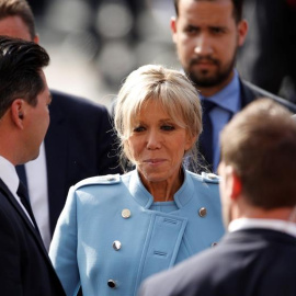 Brigitte Trogneux llega a la ceremonia de inauguración de la presidencia de su marido Emmanuel Macron / EFE