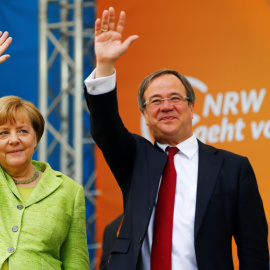 Armin Laschet, top candidate of conservative Christian Democratic Union (CDU) in North Rhine-Westphalia and German Chancellor Angela Merkel attend an election rally in Aachen, Germany, May 13, 2017. REUTERS/Thilo Schmuelgen
