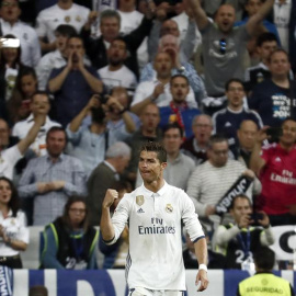 El delantero portugués del Real Madrid Cristiano Ronaldo celebra su segundo gol, tercero del equipo ante el Sevilla FC, durante el encuentro correspondiente a la jornada 37 de Liga en Primera División que Real Madrid y Sevilla FC disputan e