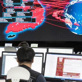 Un empleado de la Agencia de Seguridad cibernética de Corea del Sur. | EFE