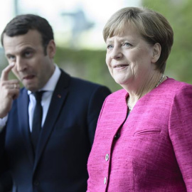 Emmanuel Macron y Angela Merkel, en Berlín. / CLEMENS BILAN (EFE)