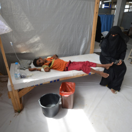 Una mujer se sienta junto a su hijo enfermo de cólera en un hospital de la ciudad de Hodeidah, Yemen.- REUTERS / Abduljabbar Zeyad