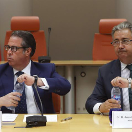 El ministro del Interior, Juan Ignacio Zoido (derecha), y el director de la Dirección General de Tráfico, Gregorio Serrano (izquierda), durante la reunión del Comité de Seguridad Vial. | EFE