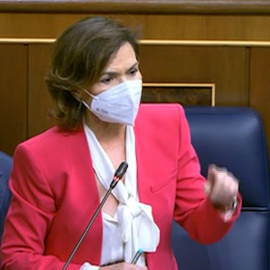 Carmen Calvo, a Espinosa de los Monteros: "Llevan ustedes 200 años repartiendo carnets de español"