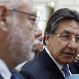 El fiscal general del Estado, José Manuel Maza (i), hace declaraciones, junto a su homólogo de Colombia, Néstor Humberto Martínez, a su llegada a la firma por parte de ambos de un memorándum de entendimiento. EFE/Emilio Naranjo