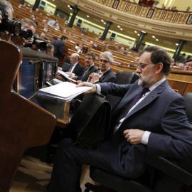 El presidente del Ejecutivo, Mariano Rajoy, momentos antes del incio hoy de la sesión de control al Gobierno en el Congreso de los Diputados. | JAVIER LIZÓN (EFE)