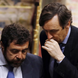 El portavoz parlamentario del PP, Rafael Hernando (d), conversa con el de Ciudadanos, Miguel Ángel Gutiérrez (i). EFE