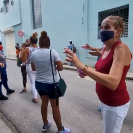 Familiares y amigos buscan a los desaparecidos durante las protestas del domingo en La Habana