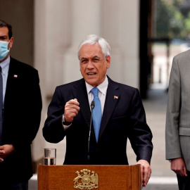 El presidente de Chile, Sebastián Piñera (c), acompañado por sus ministros Rodrigo Delgado (i), de Interior y Seguridad, y Baldo Prokurica (c), de Defensa, ofrece una rueda de prensa el 4 de noviembre, en el Palacio de la Moneda, en Santiag