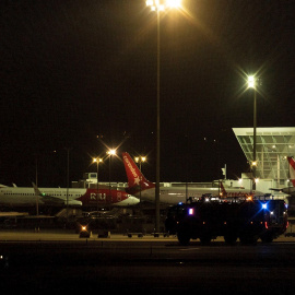 Imagen del aeropuerto de Palma de Mallorca donde miembros de la Guardia Civil y de seguridad del aeropuerto buscan por las pistas y sus aledaños a un grupo de pasajeros de un vuelo internacional entre Marruecos y Turquia que han abandonado 