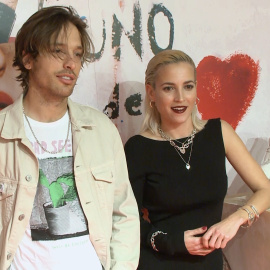 El tierno recibimiento de Ana Fernández y Adrián al llegar de viaje