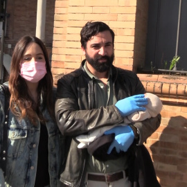 Rocío Osorno presenta a su hijo tras recibir el alta