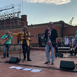 Los Manolos homenajean a los sanitarios por Sant Jordi 