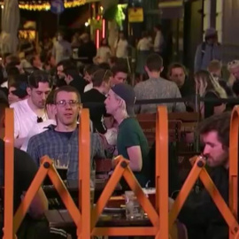 Reino Unido levanta las restricciones en plena ola de contagios