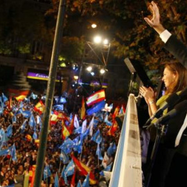 El expresidente del Gobierno, Mariano Rajoy, saluda a los simpatizantes del PP desde el balcón de Génova tras lograr la victoria electoral el 20 de noviembre de 2011.