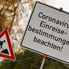 Un letrero informa sobre las restricciones de viaje en un cruce fronterizo en Scharnitz, Austria.