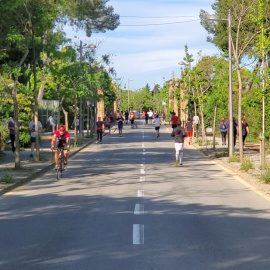 Vecinos de Barcelona salen a las calles para hacer ejercicio y pasear
