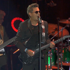 Alejandro Sanz, sorprendido con fans en Sevilla