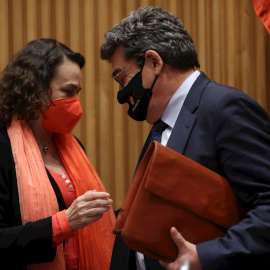 18/11/2021.- El ministro de Inclusión, Seguridad Social y Migraciones, José Luis Escrivá junto a la exministra y diputada socialista Magdalena Valerio durante su comparecencia en la comisión parlamentaria del Pacto de Toledo para presentar 